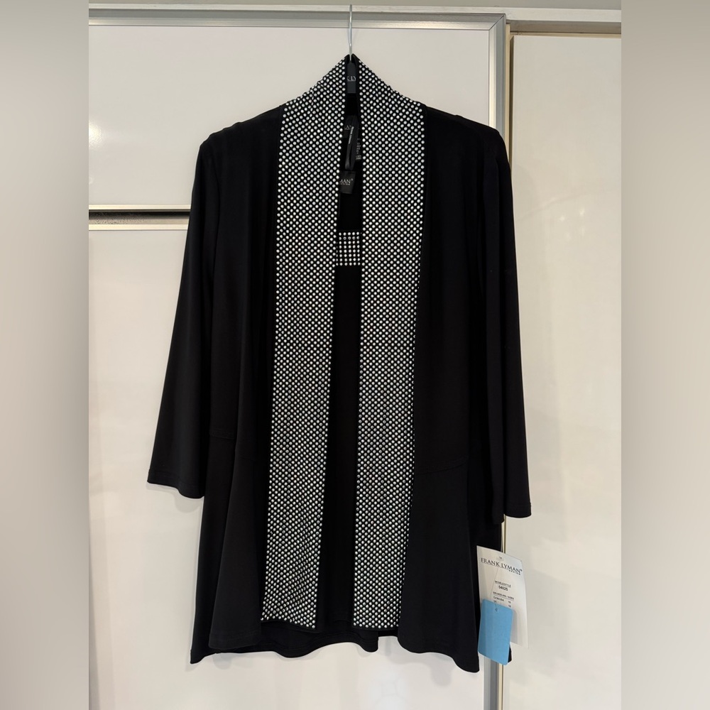 Frank Lyman Design 2 pc studded trim/detail on the flowy jacket and matching cam